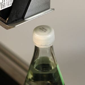 TIJ Druckbeispiel Datum und aufsteigende Nummern auf Flaschendeckel